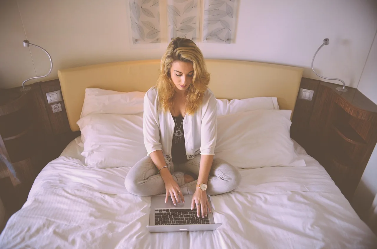 frau, arbeiten, bett, laptop, tippen, weiblich, business frau, person, rechner, jung, fachmann, konzentriert, braun business, braun computer, braune laptop, brown arbeiten, braun-bett, brown unternehmen, arbeiten, bett, laptop, laptop, laptop, laptop, laptop, business frau
